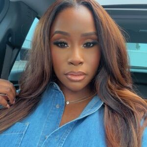 Meet your Posher, Akia